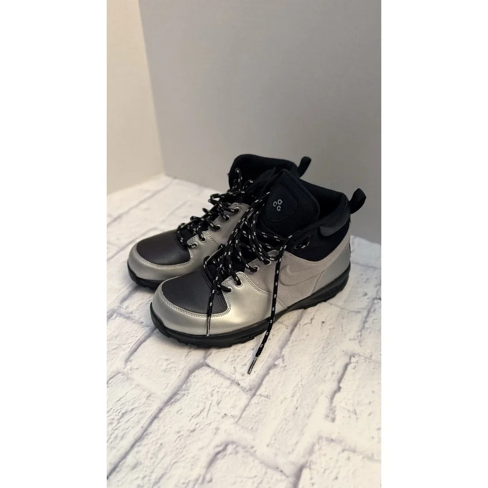Nike Manoa LTH Boots Shoes  472648 020 Metallic Silver Black Boys Size 7Y